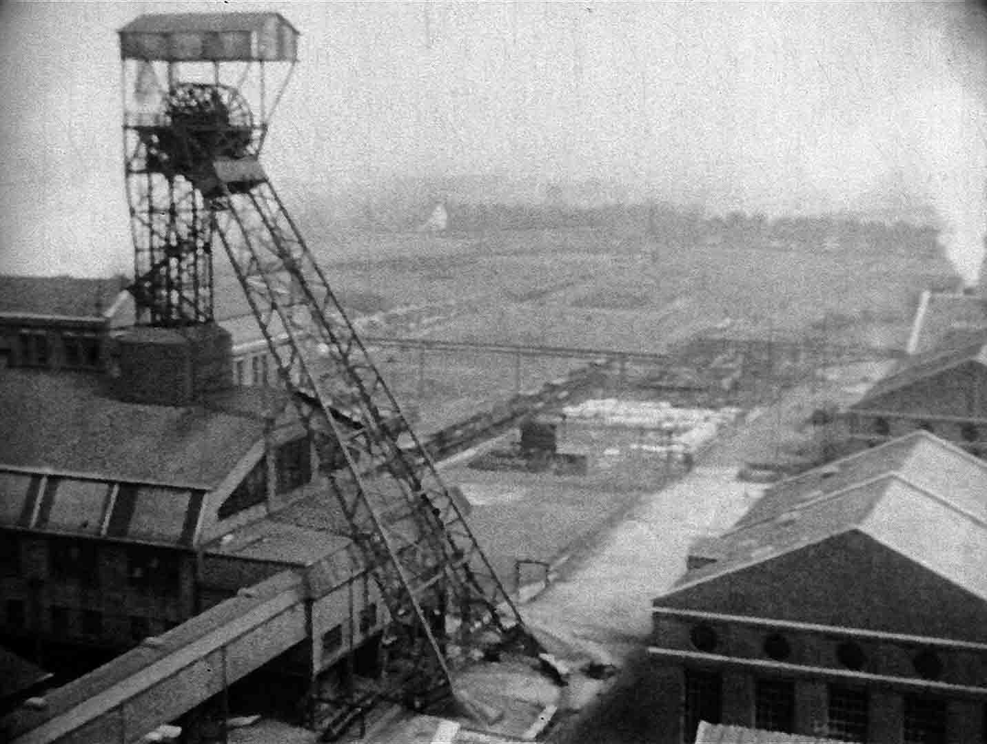 Blick vom Wasserturm auf den Zechenplatz Der Schacht 1 hat nur eine Befahrungsanlage. Zeche Jacobi 09