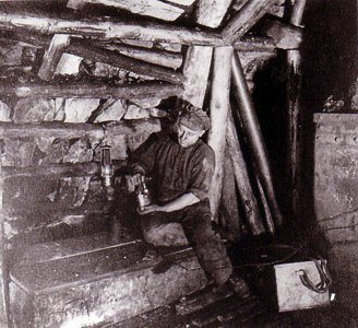 Ein Sprengmeister "beim Abtun der Schüsse". Zeche Jacobi 10